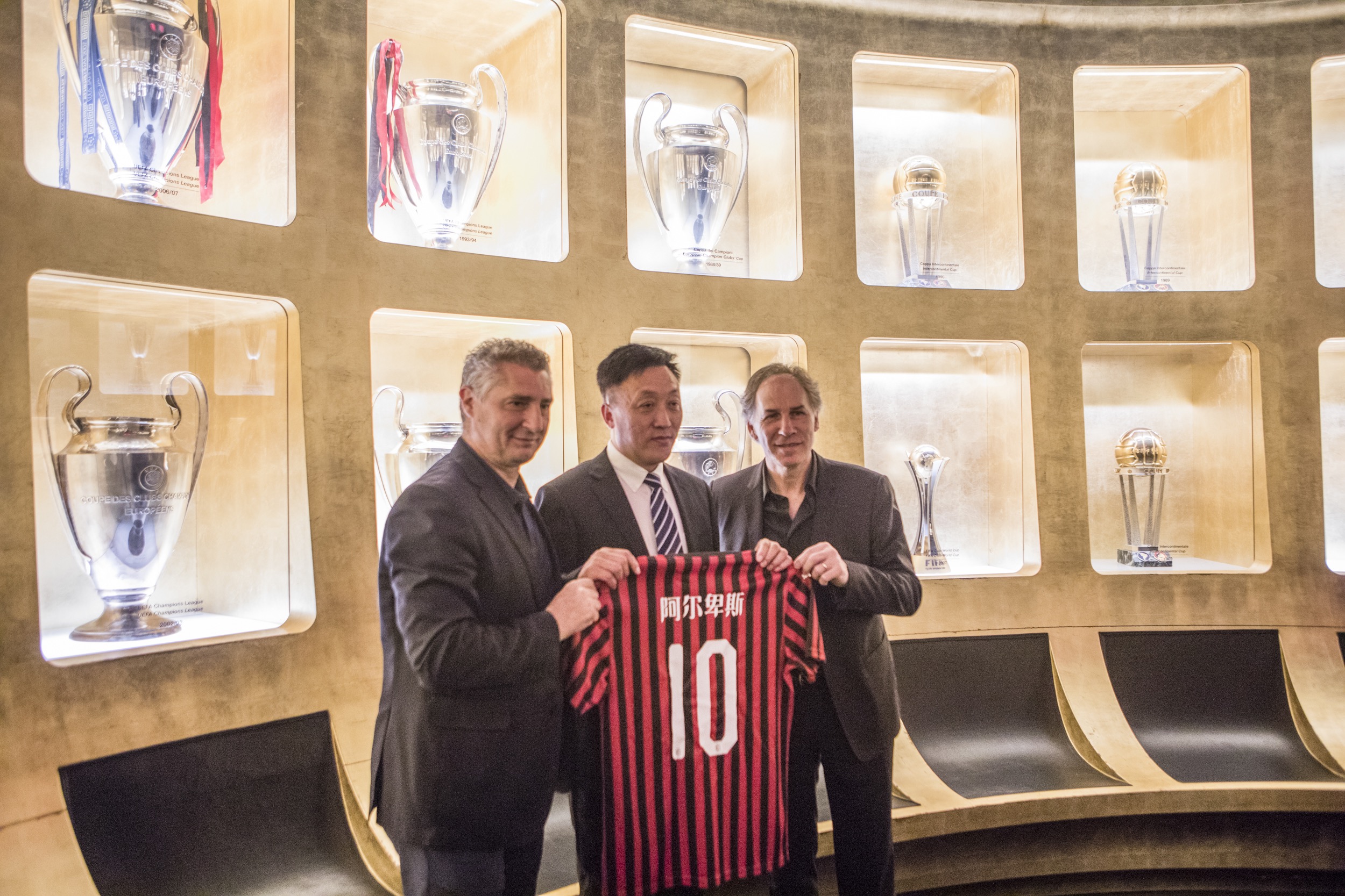 尼日利亚非洲杯大名单：奥斯梅恩领衔，卢克曼、伊沃比在列（尼日利亚非洲杯名单出炉：奥斯梅恩领衔，卢克曼与伊沃比入选）