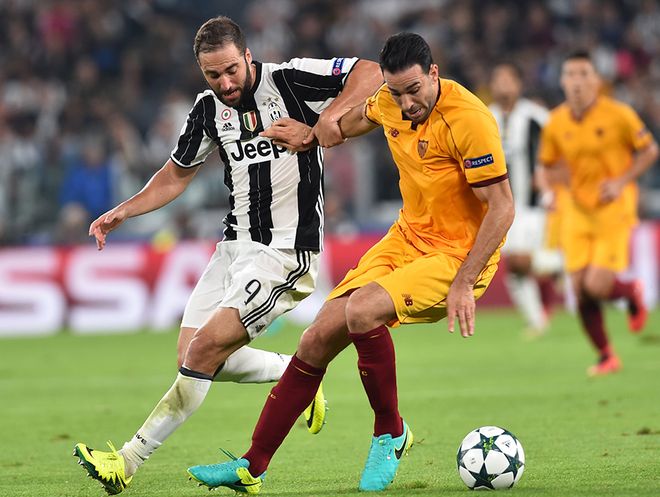 每体：阿根廷队在西班牙集训，球迷热情高涨只为一睹梅西风采（每体：阿根廷队西班牙备训，球迷蜂拥而至只为目睹梅西）