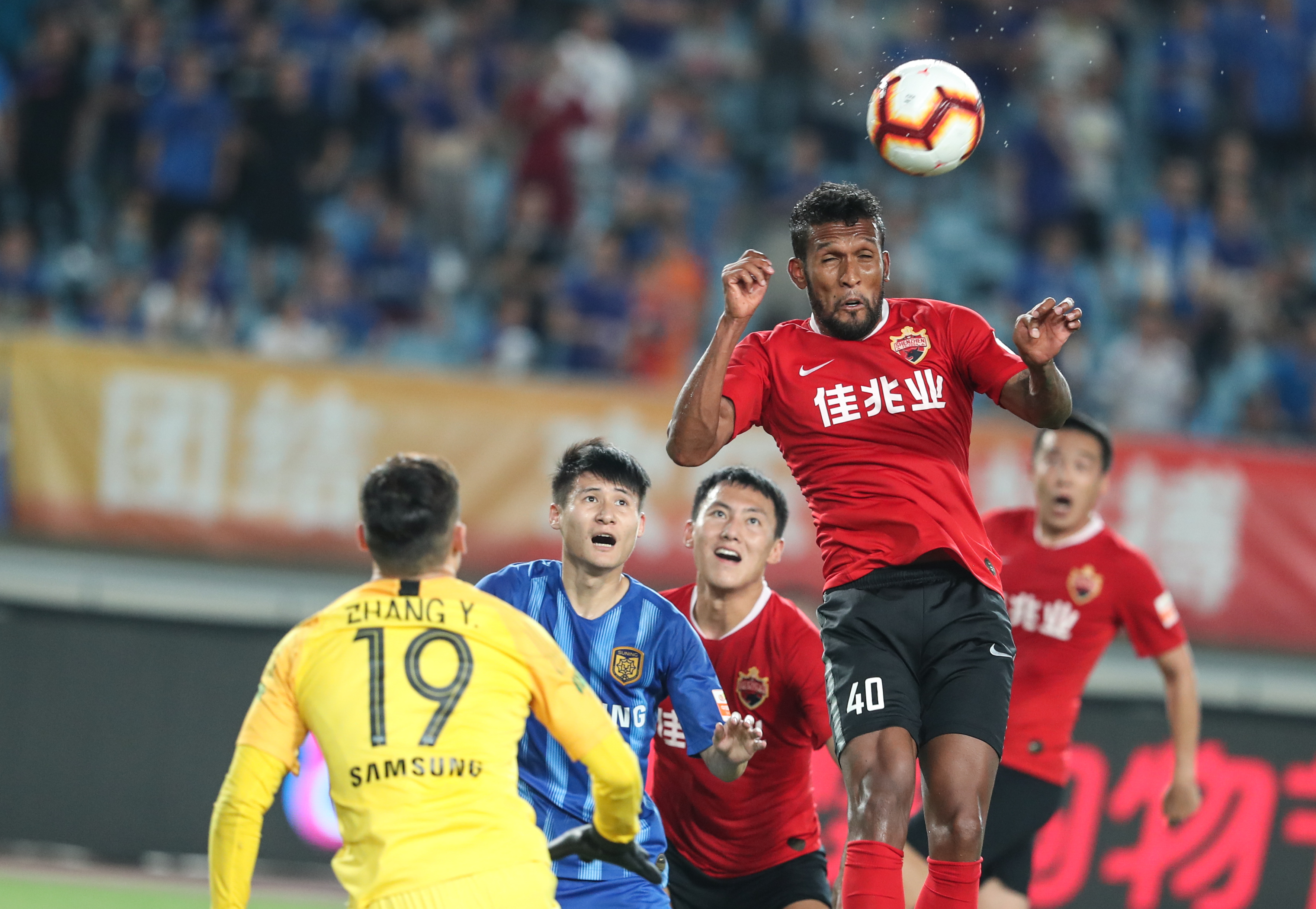 队报：非洲杯黄牛票翻十倍卖，官方出台防倒卖系统使大量球票积压（队报：非洲杯黄牛价涨至十倍，反倒卖系统致大批门票积压）