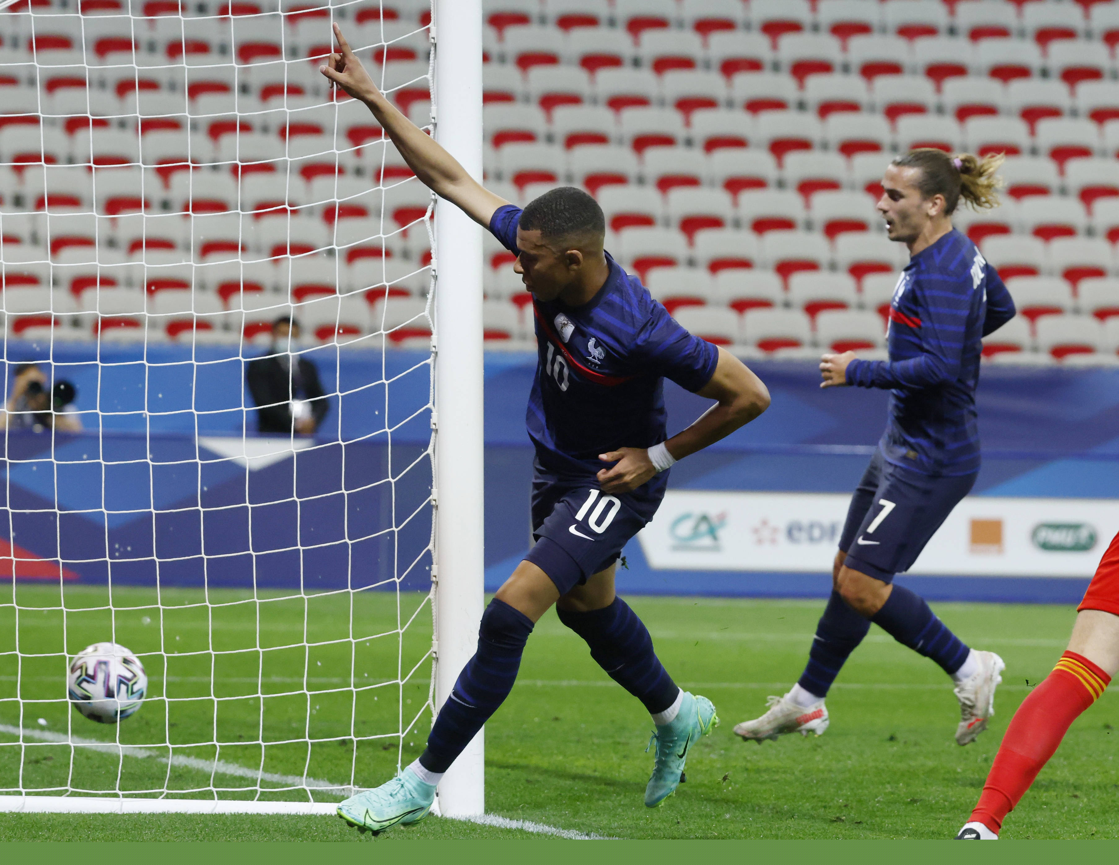 罗马诺：去年冬窗曼联引进埃德松未果，现在他已经大降价了（罗马诺：曼联去年冬窗求购埃德松未果，如今要价已大幅下调）