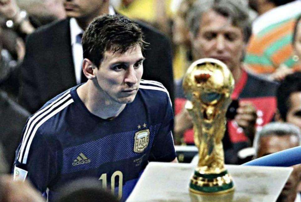 门将精彩救险，引领球队渡过危机（门将神扑救主，带队化险为夷）