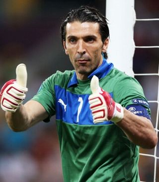 威尼斯客场1比1战平阿维利诺，斯特罗帕带队取分（斯特罗帕率威尼斯客场1-1战平阿维利诺，成功拿分）