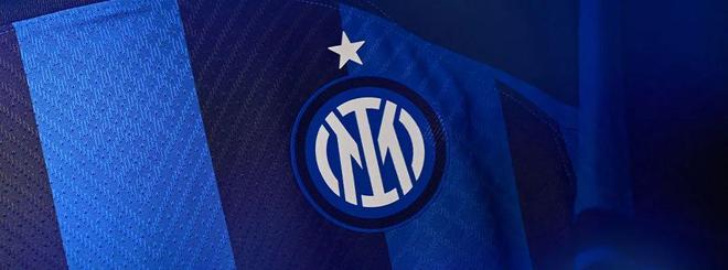 莱万过去15次首发出战法兰克福斩15球，曾两次上演帽子戏法（莱万近15次首发战法兰克福轰入15球，两次上演帽子戏法）