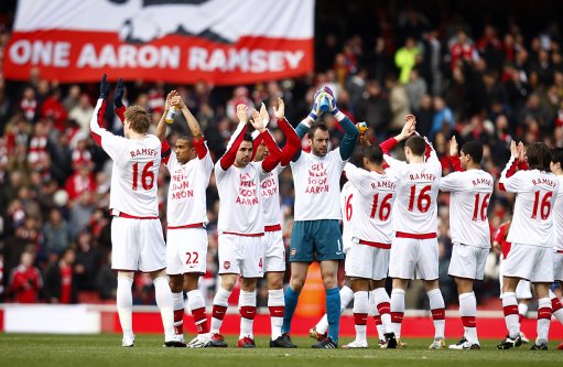 中超俱乐部欠薪问题严峻，准入审核难度大，职业化进程仍不完善。（中超俱乐部欠薪普遍，准入门槛提升，职业化建设仍待完善）